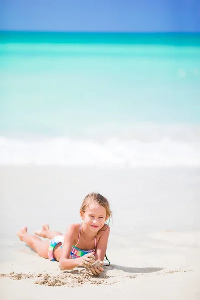 Schattig meisje op witte strand tijdens de zomervakantie — Stockfoto