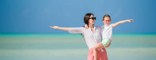 Krásná matka a dcera na karibské pláži — Stock fotografie