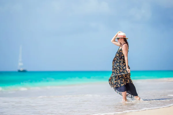 Junge schöne Frau, die Spaß an der tropischen Küste hat. glücklich Mädchen zu Fuß am weißen Sand tropischen Strand — Stockfoto