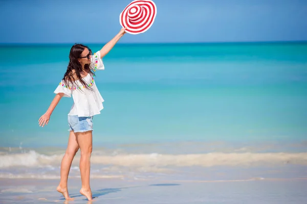 Ung vacker kvinna på tropiska strand med vit sand. Kaukasiska flicka med hatt bakgrund havet — Stockfoto