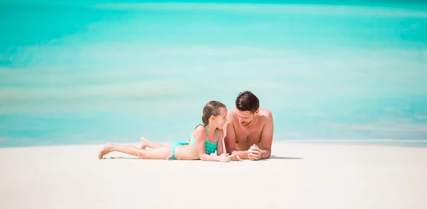 Πανόραμα ο πατέρας και η αξιολάτρευτη μικρή κόρη στην τροπική παραλία — Φωτογραφία Αρχείου