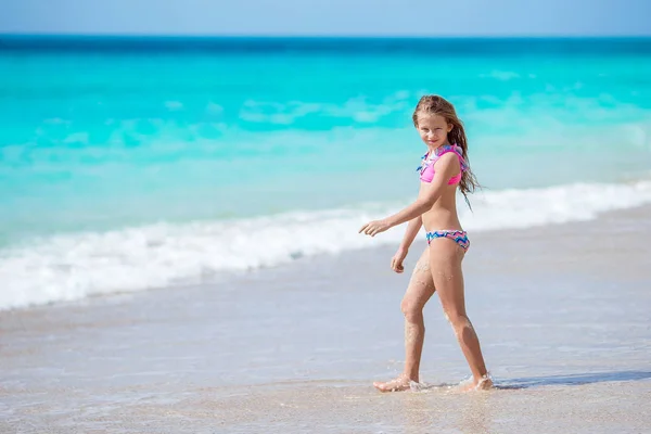 Entzückendes kleines Mädchen am weißen Strand während der Sommerferien — Stockfoto