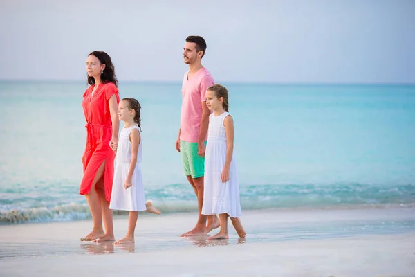 여름 휴가 기간 동안 해변에서 행복 한 아름 다운 가족 — 스톡 사진