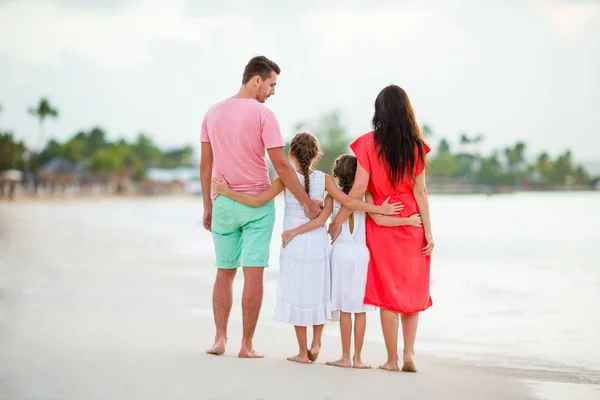 ビーチで幸せな美しい家族 — ストック写真