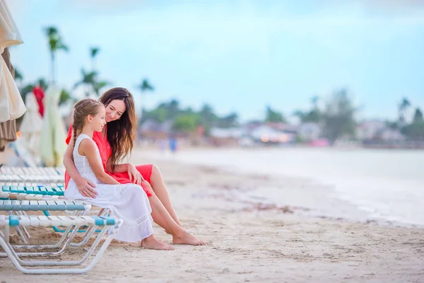 Little adorable girl and young mother at tropical beach — Stock Photo, Image