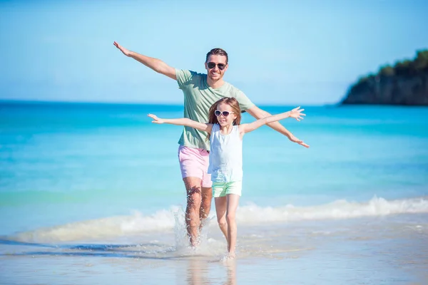 Malá holka a šťastný táta baví během dovolené na pláži — Stock fotografie