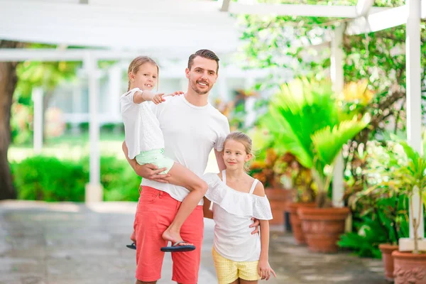 Retrato de familia en verano al aire libre —  Fotos de Stock