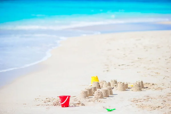 白い熱帯のビーチで砂の城プラスチックの子供のおもちゃ — ストック写真
