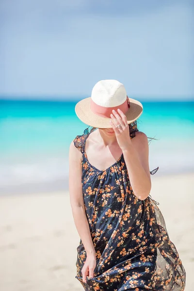 Mladá krásná žena baví na tropické pobřeží. Šťastná dívka na tropické pláži s bílým pískem — Stock fotografie