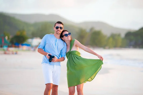 Jeune couple sur la plage blanche. Bonne famille en vacances de lune de miel — Photo