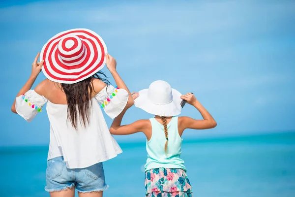 Vacker mor och dotter på karibiska strand. Barnvänlig strandsemester — Stockfoto