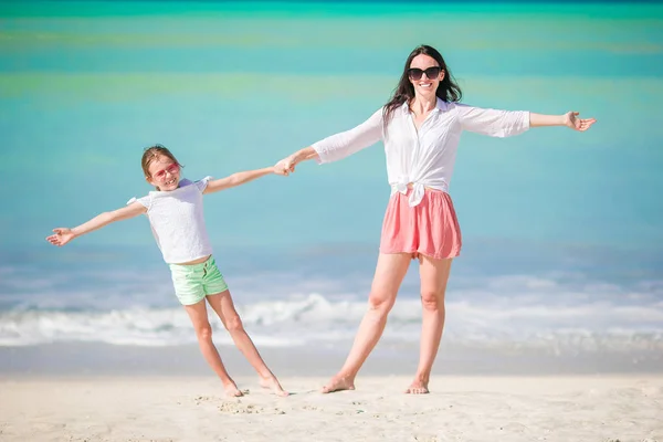 Bela mãe e filha na praia do Caribe. Família praia férias — Fotografia de Stock