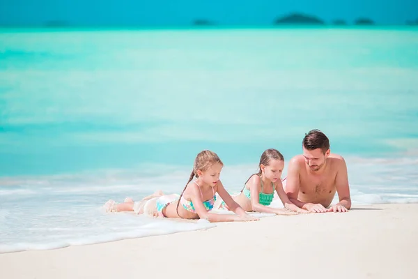 Vader en weinig kinderen genieten van zomer tropische strandvakantie. Familie spelen op het strand — Stockfoto