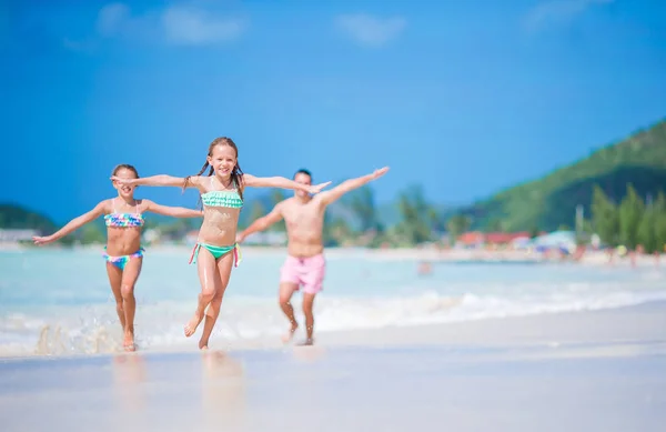 Otec a malé děti se těší letní tropickou dovolenou na pláži. Rodina hrát na pláži — Stock fotografie