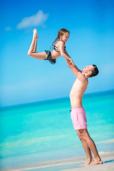 小女孩和快乐的爸爸在海滩度假期间玩得开心 — 图库照片