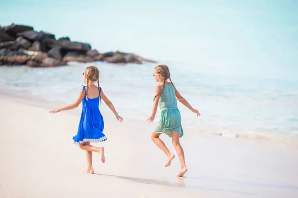 I bambini piccoli felici si divertono molto alla spiaggia tropicale giocando insieme — Foto Stock
