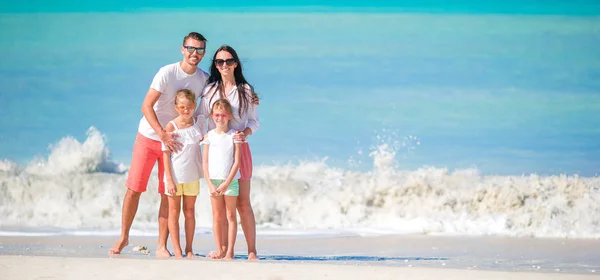 Aile plaj tatil Panoraması — Stok fotoğraf