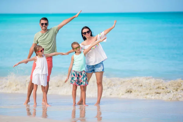 Familia joven en vacaciones en la playa — Foto de Stock