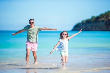 Aile tropikal plaj tropikal Carlisle defne plaj beyaz kum ve turkuaz okyanus su Antigua Island Karayipler ile birlikte yürüme.