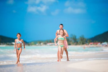 Baba ve küçük çocuklar zevk plaj yaz tatil tropikal. Kumsalda oynarken aile