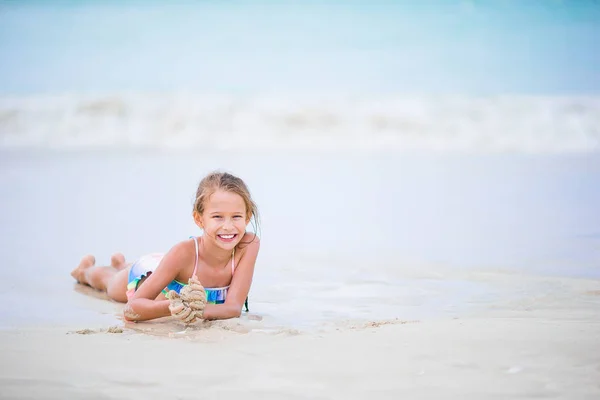 Adorabile bambina sulla spiaggia durante le vacanze estive — Foto Stock