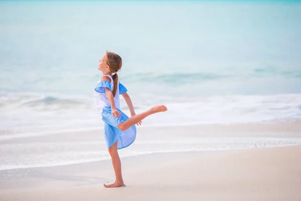 Adorable niñita en la playa. Chica feliz disfrutar de vacaciones de verano fondo el cielo azul y el agua turquesa en el mar —  Fotos de Stock