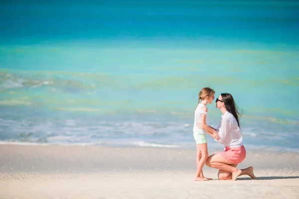 Семья мамы и маленькой девочки на пляжном отдыхе — стоковое фото