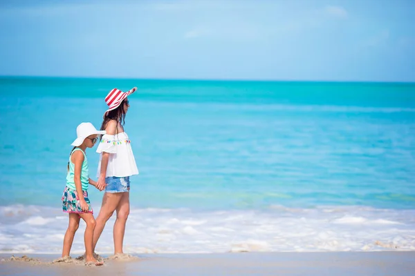 Mooie moeder en dochter op Caribisch strand. Familie op strandvakantie — Stockfoto