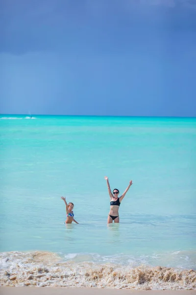 Piękna matka i córka na karaibskiej plaży. Rodzina na wakacjach na plaży — Zdjęcie stockowe