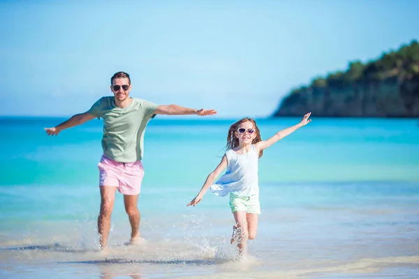 カリブ海のアンティグア島で白い砂浜とターコイズ ブルーの海の水と熱帯のカーライル ベイ ビーチに一緒に歩く熱帯のビーチで家族. — ストック写真