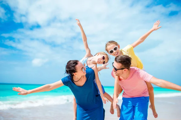 Szczęśliwa rodzina na wakacje na plaży razem — Zdjęcie stockowe