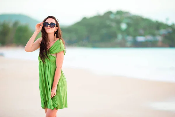 Молодая красивая женщина на тропическом побережье. Счастливая девушка отдыхает на пляже с белым песком — стоковое фото