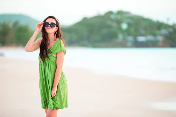 Young beautiful woman on tropical seashore. Happy girl relaxing at white sand tropical beach — Stock Photo, Image