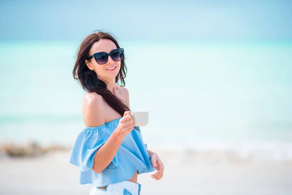 Young beautiful woman on tropical seashore. Happy girl walking at white sand tropical beach — Stock Photo, Image