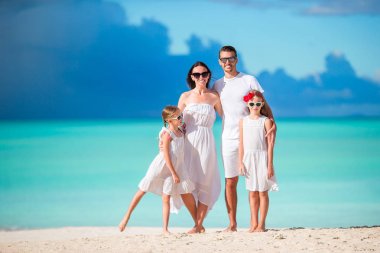 Kumsalda mutlu güzel bir aile