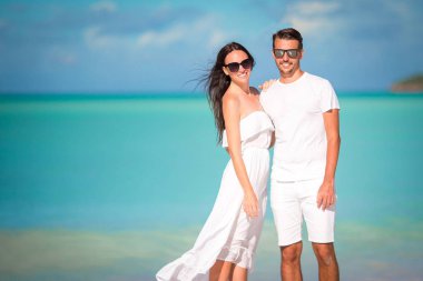 Genç çift beyaz kum ve turkuaz okyanus su Antigua Island Karayipler ile tropik Sahilde yürüyüş