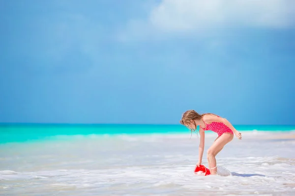 Urocza dziewczynka bawiąca się zabawkami na plaży na białej, tropikalnej plaży — Zdjęcie stockowe