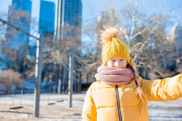 Adorable niñita tomando foto de selfie en Central Park en la ciudad de Nueva York —  Fotos de Stock