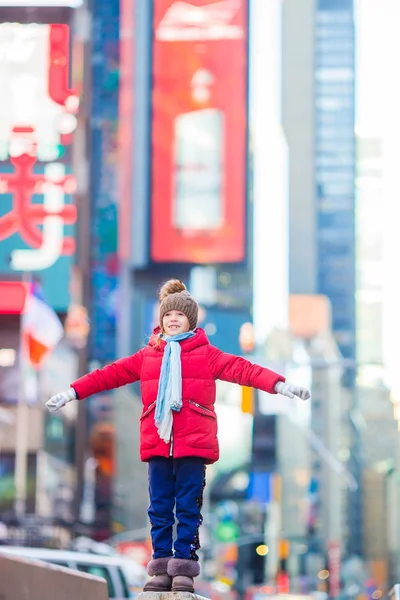 사랑 스러운 어린 소녀는 뉴욕 시의 타임 스퀘어에 재미가 — 스톡 사진