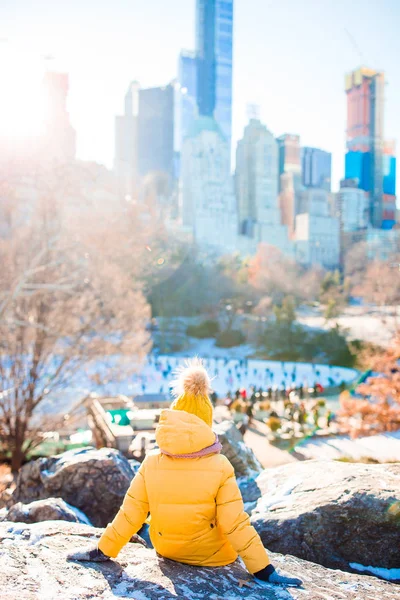 Adorabile bambina con vista sulla pista di pattinaggio a Central Park a New York — Foto Stock