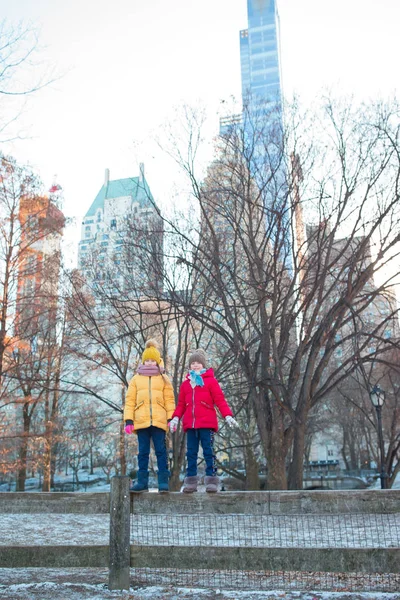 Roztomilé holčičky v Central Parku v New Yorku — Stock fotografie