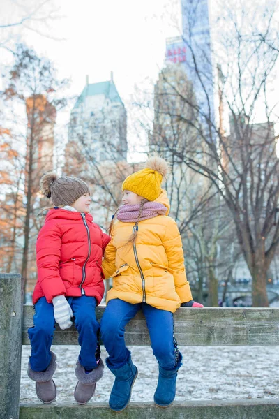 Привабливі маленькі дівчата в Центральному парку в Нью - Йорку. — стокове фото