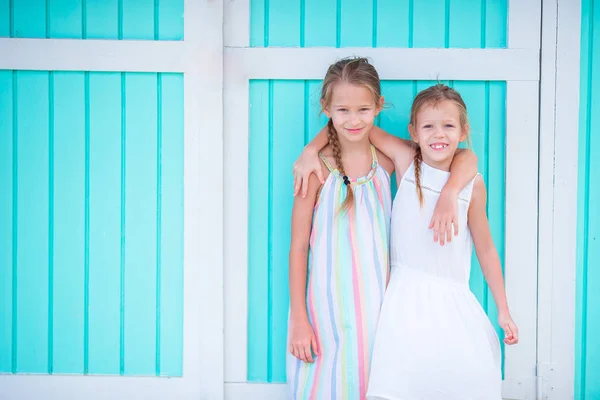 Schattige kleine meisjes op zomervakantie achtergrond traditionele kleurrijke Caribische huis — Stockfoto