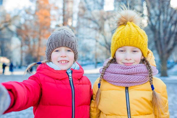 Adorables niñas tomando una foto selfie en Central Park en la ciudad de Nueva York —  Fotos de Stock