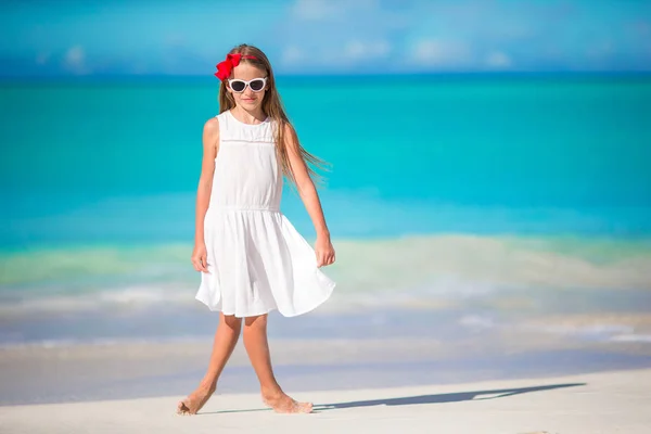 Adorable niño pequeño en la playa durante las vacaciones de verano — Foto de Stock