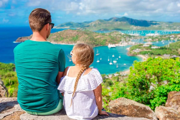 Familjen njuter av utsikten över pittoreska engelska Harbour på Antigua i Karibiska havet — Stockfoto