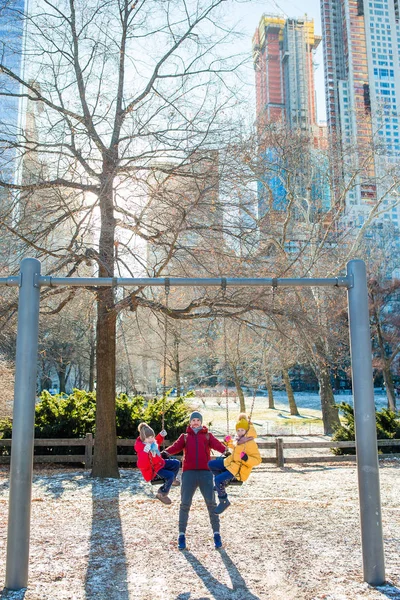 Rodina otce a děti v Central parku se bavit na americké dovolené v New York City — Stock fotografie