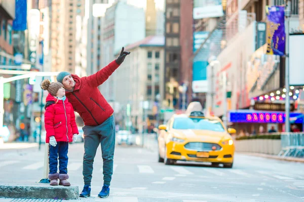 ニューヨークでの休暇中にタイムズ・スクエアで父と小さな子供の家族 — ストック写真