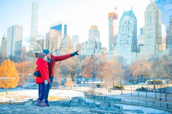 Family of father and little kid in Central Park during their vacation in New York City — Stock Photo, Image