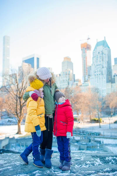 Rodina matky a dětí v Central Parku během dovolené v New Yorku — Stock fotografie